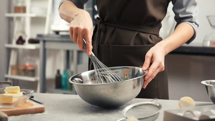 Το κόλπο για να ξεπαγώσετε το βούτυρο όταν βιάζεστε (βίντεο)